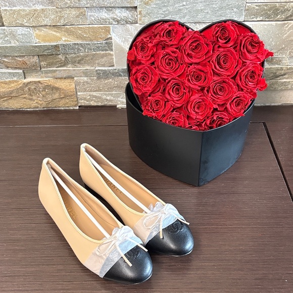 Neiman Marcus Shoes - Elegant Black and Tan Women's Flats - LAST PAIR SALE ‼️‼️‼️‼️